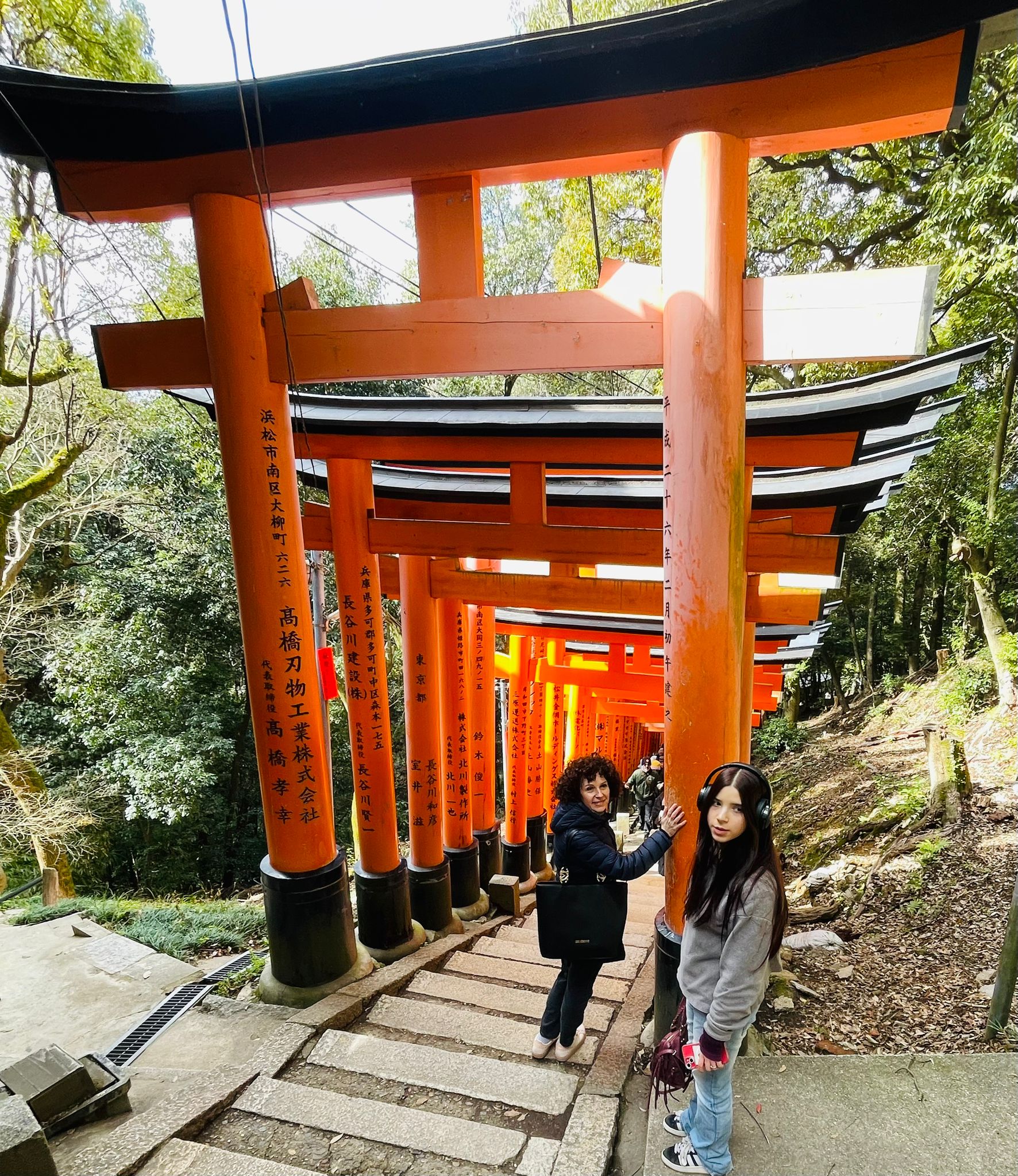 Sentiero tra portali torii rossi in Giappone